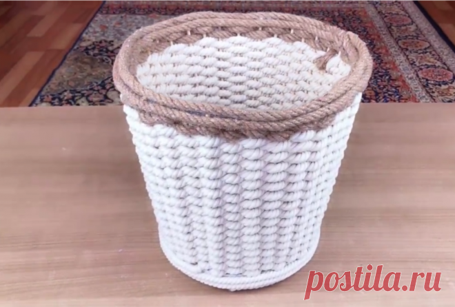 Взяла пластиковое ведро, веревку и палочки. Плетение корзины.