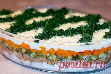 Слоеный салат с курицей, маринованными огурцами и грибами, рецепт — Вкусо.ру