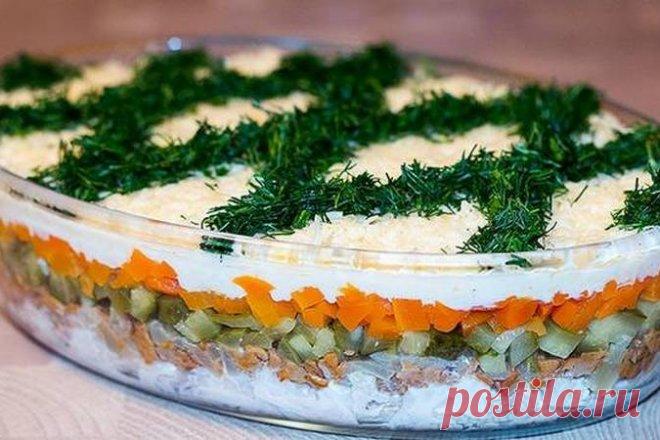 Слоеный салат с курицей, маринованными огурцами и грибами, рецепт — Вкусо.ру