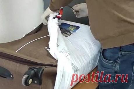 Сотрудники МВД нашли два килограмма героина в чемодане у уроженца Средней Азии. В аэропорту Владивостока сотрудники приморской полиции нашли два килограмма героина в багаже у 35-летнего мигранта из Средней Азии, прилетевшего из Москвы. Наркотики были спрятаны в чемодане в металлической пластине, используемой в качестве ребра жесткости. В отношении мужчины возбудили уголовное дело.