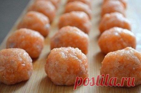 Рыбные фрикадельки в сливочном соусеВремя приготовления: 40 минПорций: 2
Ингредиенты:
Фарш рыбный — 250 г
Лук — 1 шт.
Сухари (молотые) — 3–4 ст. л.
Сливки молочные (30%) — 300 мл
Сыр (тертый) — 50–100 г
Брокколи — по вкусу
Соль — по вкусу
Белый перец — по вкусу
Приготовление:
1. В рыбный фарш (у меня из красной рыбы) прокрутить или очень мелко нарезать небольшую луковицу. Добавить молотые сухари (ориентируйтесь по густоте фарша: если фарш жидковат, положите чуть больше сухарей), соль и белый