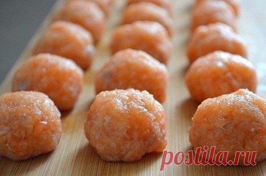 Рыбные фрикадельки в сливочном соусеВремя приготовления: 40 минПорций: 2
Ингредиенты:
Фарш рыбный — 250 г
Лук — 1 шт.
Сухари (молотые) — 3–4 ст. л.
Сливки молочные (30%) — 300 мл
Сыр (тертый) — 50–100 г
Брокколи — по вкусу
Соль — по вкусу
Белый перец — по вкусу
Приготовление:
1. В рыбный фарш (у меня из красной рыбы) прокрутить или очень мелко нарезать небольшую луковицу. Добавить молотые сухари (ориентируйтесь по густоте фарша: если фарш жидковат, положите чуть больше сухарей), соль и белый