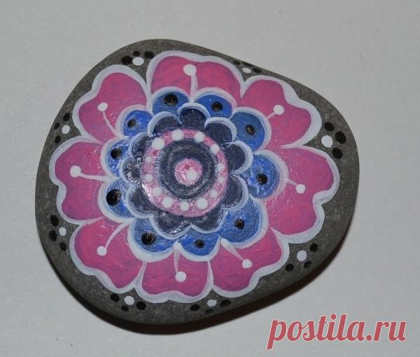 Рисунок на камне "Волшебный цветок"