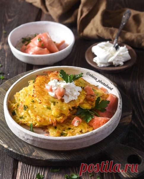 Запись Елены Обуховой Горячих картофельных драников вам,друзья, как вариант подачи с творожным сыром,красной рыбкой и зеленью!Нежные картофельные драники с хрустящей румяной корочкой,наш семейный русский рецепт,так готовит всю жизнь моя мама ❤3 средние картофелины 1 яйцо2 ст л мукисоль,перец и зелень по вкусурастительное масло для жаркиПриготовление.1. Картофель очистить от кожуры и натереть на крупной тёрке.2. Картофель переложить в мис...