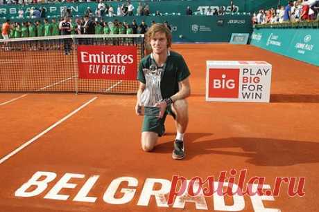 Рублев вышел в полуфинал турнира ATP. Российский теннисист Андрей Рублев обыграл немца Александра Зверева в 1/4 финала турнира Ассоциации теннисистов-профессионалов (ATP). Встреча прошла в пятницу, 27 октября, и продлилась три сета. Россиянин одержал победу со счетом 6:1, 6:7 (5:7), 6:3. Рублев сделал шесть эйсов, не допустил ни одной двойной ошибки.
