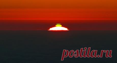 Зелёный луч - оптическое явление, вспышка зелёного света в момент исчезновения солнечного диска за горизонтом (обычно морским) или появления его из-за горизонта. / Интересный космос