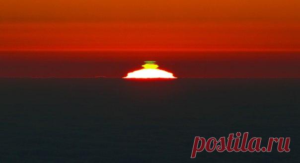 Зелёный луч -  оптическое явление, вспышка зелёного света в момент исчезновения солнечного диска за горизонтом (обычно морским) или появления его из-за горизонта. / Интересный космос