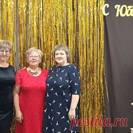 На изображении может находиться: один или несколько человек и люди стоят