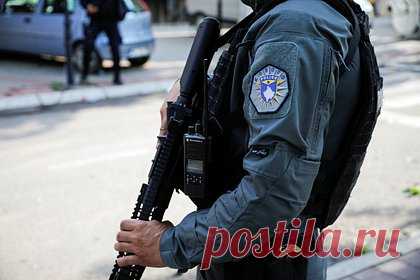 В Косово полицейские избили двух сербских подростков. На севере непризнанной республики Косово полицейские остановили двух сербских подростков 2005 и 2007 года рождения, которые катались на квадроцикле, повалили на землю и стали избивать. Юноше нанесли большое количество ударов по голове и пнули ногой в бок, а девушку скинули с транспортного средства и волокли по земле.