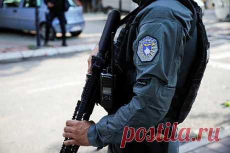 В Косово полицейские избили двух сербских подростков. На севере непризнанной республики Косово полицейские остановили двух сербских подростков 2005 и 2007 года рождения, которые катались на квадроцикле, повалили на землю и стали избивать. Юноше нанесли большое количество ударов по голове и пнули ногой в бок, а девушку скинули с транспортного средства и волокли по земле.