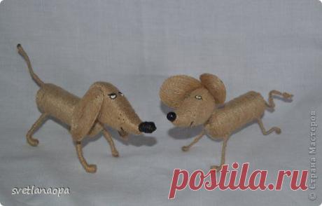 Игрушки-таксы из шпагата