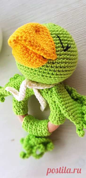 PDF Погремушка Попугай крючком. FREE crochet pattern; Аmigurumi bird patterns. Амигуруми схемы и описания на русском. Вязаные игрушки и поделки своими руками #amimore - попугай, попугайчик, птица, птичка, погремушка.
