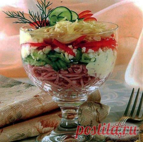 Салат-коктейль с ветчиной и сыром: ветчина, сыр, сладкий перец, огурец, яйцо, зелень, майонез.