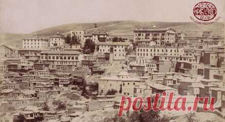 Խարբերդի Վերին Թաղը
Նկարում երևում են նաև Սուրբ Հակոբ եկեղեցին ու Եփրատ քոլեջի համալիրը
Kharberd’s Upper Quarter
St Hagop and the Euphrates College complex can be seen in the picture
Photo: © Houshamadyan.com
#GreaterArmenia