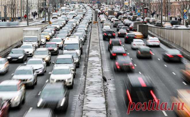 Дептранс Москвы предупредил о пробках вечером 23 ноября. По прогнозам синоптиков, в столице ожидается небольшой снегопад 23 ноября, а вечером в центре и на МКАД загруженность дорог может достичь 8 баллов, сообщил дептранс Москвы.