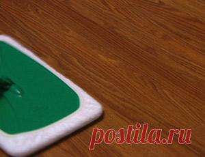 СтройРемПлан. Какой уход нужен полу из ламината Ламинатные полы завоевали современные квартиры своей практичностью, долговечностью и декоративностью. Производители гарантируют, что при надлежащем уходе полы из ламината прослужат верой и правдой 20-…