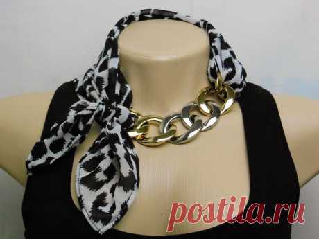 Lenço de pescoço é um acessório que remete a puro charme e tira seu look da mesmice. Fizemos uma releitura desse acessório especialmente pra você, que gosta de inovar, agregando à ele uma estilosa corrente e tornando a peça mais glamourosa e elegante.  Além de ser feita com toda atenção e carinho...