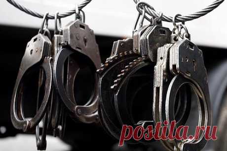 Бывших инкассаторов задержали за кражу 18 миллионов рублей из банкоматов. Полицейские и росгвардейцы задержали троих россиян по подозрению в краже более 18 миллионов рублей из банкоматов в Петербурге. Лидер группы и один из его подельников — бывшие инкассаторы, поэтому они были знакомы с техническим устройством банкоматов. Им помогал ранее судимый мужчина — он выполнял роль водителя.