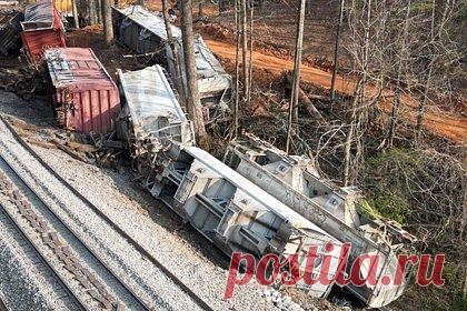 В США сошел с рельсов грузовой поезд с мусором. Грузовой состав с мусором сошел с рельсов в штате Массачусетс, США. Местное население просят не приближаться к месту аварии. Об этом сообщает телеканал NBC10Boston. Отмечается, что в момент схода поезд был припаркован. По предварительным данным, пострадавших в результате инцидента нет.