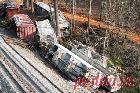 В США сошел с рельсов грузовой поезд с мусором. Грузовой состав с мусором сошел с рельсов в штате Массачусетс, США. Местное население просят не приближаться к месту аварии. Об этом сообщает телеканал NBC10Boston. Отмечается, что в момент схода поезд был припаркован. По предварительным данным, пострадавших в результате инцидента нет.