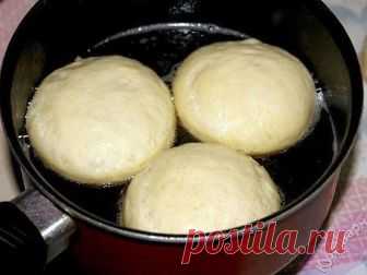 Самые вкусные пончики
Ингредиенты:
Тесто:
Молоко - 500 мл.
Яйца - 2 шт.
Масло сл. или маргарин - 125гр.
Сахар - 2 ст.л. + 1ч.л.
Соль - 1,5 ч.л.
Дрожжи сухие - 11 гр. (пакетик)
Вода тёплая - 0,5 ст.
Мука - столько, что бы тесто не было тугим, но и не липло к рукам.
(Из этого кол-ва продуктов получается больше 40 пончиков, я делала пол нормы)
Приготовление:
Молоко с водой смешать, немного нагреть. Добавить весь сахар и дрожжи. Перемешать и дать дрожжам 