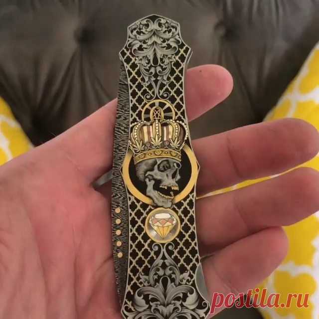Нож складной. Дамасская сталь. Гравировка. Растительный орнамент. Мёртвая голова.  Всечка золотом.