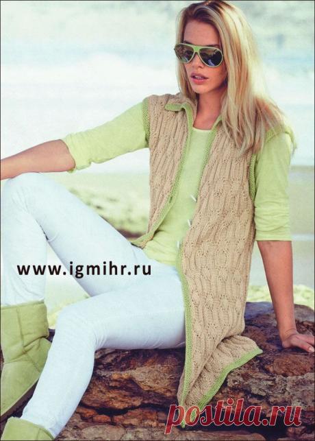 Кремовый жилет с плетеным узором и контрастными планками. Спицы