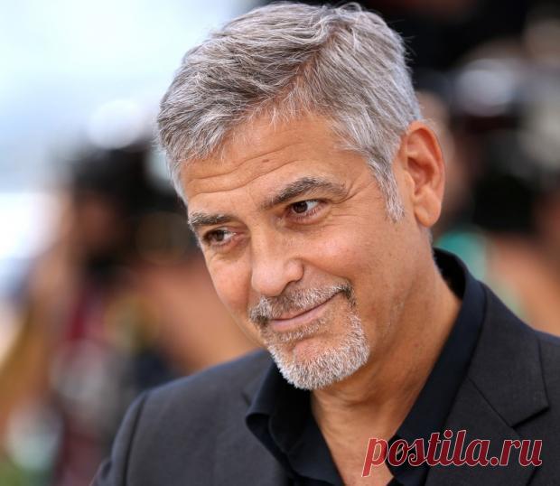 Джордж Клуни старается реже выходить из дома из-за проблем со здоровьем 3-летнего сына