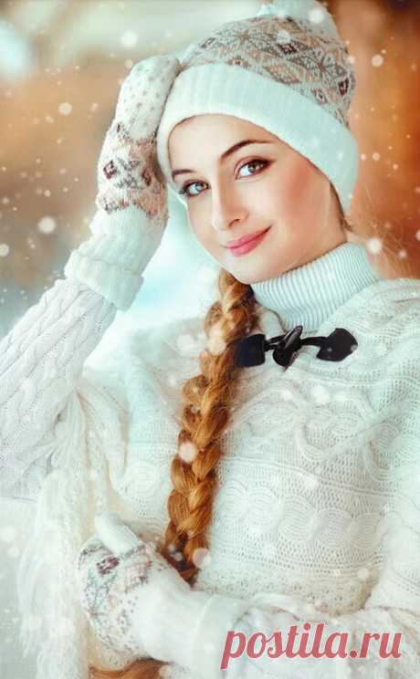 Красивые стихи о женщине
Да, женщина похожа на вино,
А где вино,
Там важно для мужчины
Знать чувство меры.
Не ищи причины
В вине, коль пьян —
Виновно не оно.
Да, в женщине, как в книге, мудрость есть.
Понять способен смысл её великий
Лишь грамотный.
И не сердись на книгу,
Коль, неуч, не сумел её прочесть.
Омар Хайям
