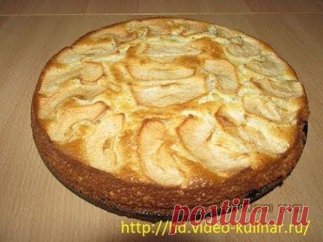 Рецепт шарлотки с яблоками на сметане / Простые рецепты