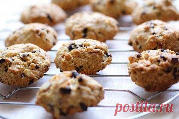 Хрустящее миндальное печенье с какао крупкой
Вкусное печенье, которое станет отличным перекусом среди рабочего дня.
• 1 ¼ чашки миндальной муки
• 3 столовые ложки сиропа топинамбура
• ¼ чашки кокосового масла, или другого раст. масла / спреда
• ½ чашки кокосовой стружки, или крупно натертого кокоса
• ¼ чашки дробленых какао бобов
• 1 чайная ложка экстракта ванили, или ванилина по вкусу
• ½ чашки миндаля, порубленного
• ¼ чайной ложки соли
• ¼ чайной ложки соды
1. Разогреть...