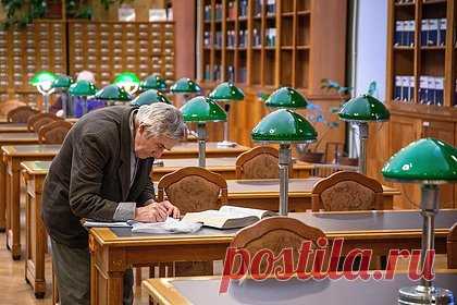 В Бурятии оцифровали сотни книжных памятников начала ХХ века. В Бурятии оцифровали несколько сотен книжных памятников начала ХХ века, которые местные литераторы писали, используя старомонгольский шрифт и латиницу. Об этом сообщает «МК» со ссылкой на министерство культуры региона. Так, в цифровой формат перевели 209 памятников из фондов Национальной библиотеки Бурятии.