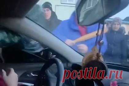 На Украине ужаснулись охоте на ведьм из военкоматов. Депутат Верховной рады от оппозиционной партии «Европейская солидарность» Ирина Геращенко отреагировала на «охоту на ведьм», которая случилась на западе страны. Инцидент произошел поселке Космач в Ивано-Франковской области. Там толпа избила женщину с ребенком, предположив, что та является «наводчиком» военкомата.