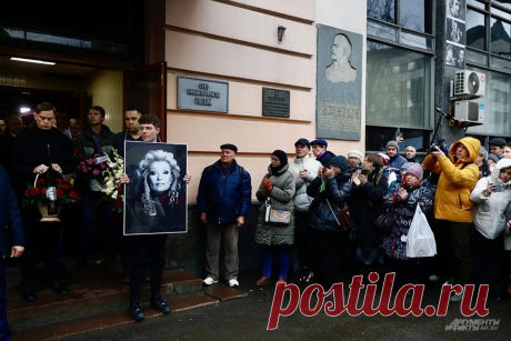 20-11-24--На Ваганькове места не нашлось. Как попрощались со Светличной В Белом зале Дома кино закончилась церемония прощания с заслуженной артисткой РСФСР Светланой Светличной, скончавшейся утром 16 ноября в больнице на 85-м году жизни.