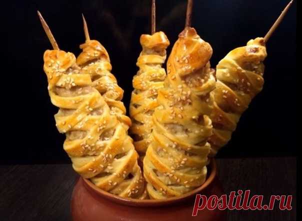 Потрясающее горячее блюдо к Новому году! Сочное мясо, хрустящее тесто, и всё это на деревянной шпажке…
Люля-кебаб из курицы

В классическом варианте используется баранина, но для современной российской кухни будет актуальнее свинина, говядина или куриное мясо. Чем больше в мясе жира, тем нежнее получится люля-кебаб. Поэтому можно добавить к курице говядину, свинину или несоленое мелко нарезанное сало без шкурки.

Ингредиенты
600 г куриного филе
1 луковица
100 г чернослива
...