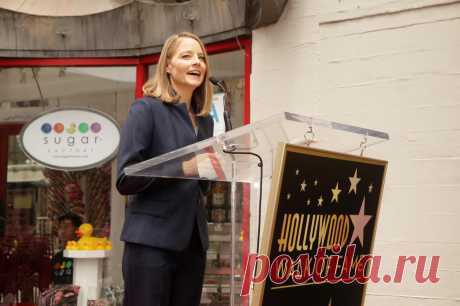 Самую большую известность Джоди Фостер получила благодаря роли агента ФБР Кларисы Старлинг в триллере «Молчание ягнят». Эта работа принесла актрисе «Оскар» за лучшую женскую роль — второй по счету. Первый Фостер получила двумя годами ранее, за главную роль в картине Джонатана Каплана «Обвиняемые», где она сыграла в паре с Келли МакГиллис.  |  53-летняя Джоди Фостер получила звезду на Аллее славы - Кино Mail.Ru