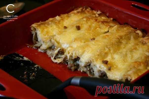 Каннеллоне с мясом и соусом бешамель.
