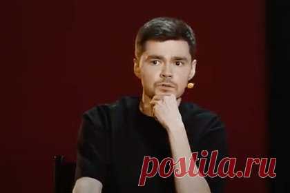 Раскрыта причина задержания блогера-миллионника Аяза Шабутдинова. Блогера-миллионника Аяза Шабутдинова задержали из-за заявления недовольной клиентки, которая была не согласна с условиями возврата средств по договору за приобретенные курсы. Сейчас в офисе компании Шабутдинова проходят обыски, а сам он пока находится в статусе свидетеля.