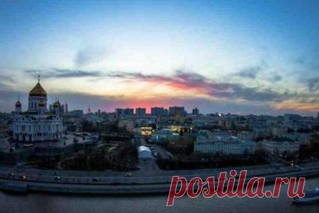 Рассматривать исключительную красоту сердца Москвы — Красной площади, лучше всего с высоты! И мы станем вашими проводниками на крышу одного из самых легендарных московских домов. 
А из нашего окна, площадь Красная видна. Экскурсия на крышу  от  Андрей | Экскурсии по крышам, экстремальные экскурсии, самые популярные экскурсии по Москве  | Экскурсии по Москве и России на сайте Sputnik8.com