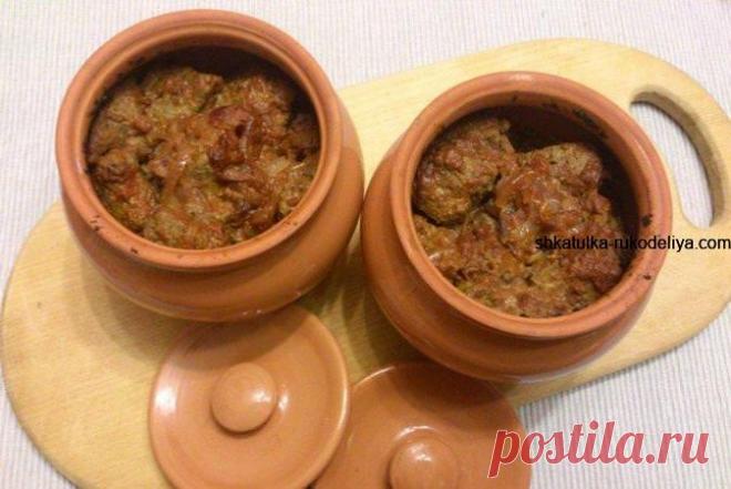 Приготувати щось незвичайне і неймовірно смачне досить просто. Продукти не обов'язково мають бути дорогими. А справжня господиня вміє здивувати сім'ю і гостей стравами зі звичних і доступних інгредієнтів. Запропонований рецепт якраз саме така невигадлива страва, але якщо подати її в порційних горщиках, виходить досить святково і мило.Знадобиться:500г курячої печінки6 середніх картоплин2 головки ріпчастого лука1 середня