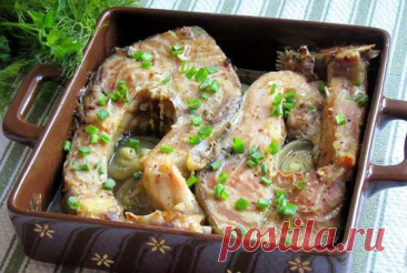 Сазан запеченный на луковой подушке — Домашняя кулинария