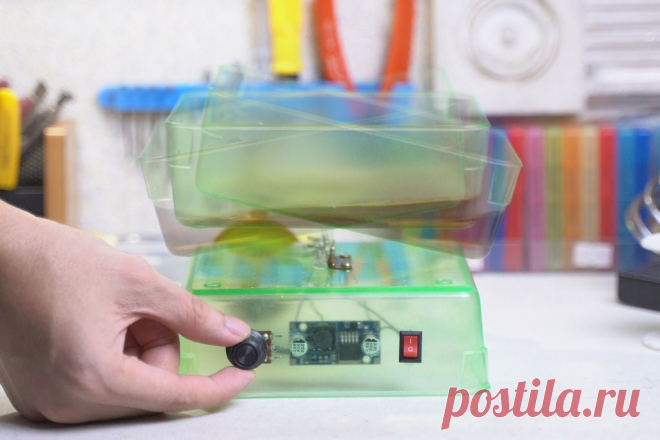 Виброустройство для травления плат Это нехитрое устройство поможет радиолюбителям в процессе травления печатных плат. С помощью этого устройства сокращается время травления и освобождаются руки.Для изготовления аппарата нужны следующие Инструменты и материалы:-Пластиковые контейнеры;- Мотор-редуктор (12 В - 131 об / мин);- LM2596