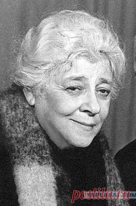 Принято говорить, что Раневская мало сыграла. «Пропищала - и только», - писала она сама о своём творчестве. 23 роли в кино - и всё эпизоды. Трагическая по сути актриса играла комедийные, характерные маленькие роли. Но каждая из них, каждая её реплика, чаще всего придуманная ею самой, впечатывается в память. 
Её нелепая влюблённая домработница Маргарита Львовна в «Весне»: «Красота - это страшная сила!»