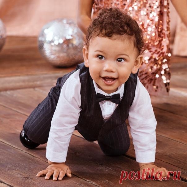 Первый Новый год — это очень важное событие! 🎄 Наши очаровательные костюмы, блестящие платья, прелестные комплекты и другие нарядные модели помогут подготовить гардероб ваших малышей к праздникам. 🐥🎁 #HMKids