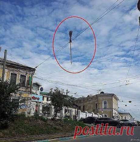 Или дворник пошутил или баба яга летела пьяная.....