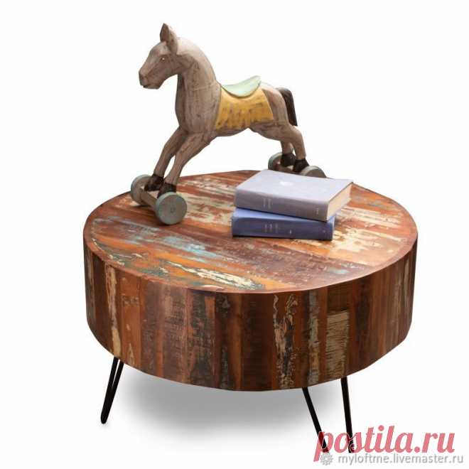 Журнальный кофейный стол из массива в стиле лофт - один из наиболее часто используемых предметов мебели. Органично дополнит интерьер современной гостиной за счет натуральных материалов и разнообразия оттенков.
 © https://www.livemaster.ru/item/32615906-dlya-doma-i-interera-zhurnalnyj-stolik-manisha