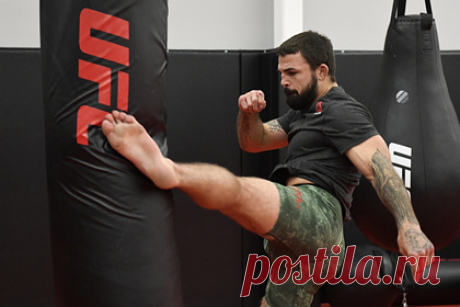 Бывший боец UFC предложил Усику подраться на голых кулаках. Бывший боец Абсолютного бойцовского чемпионата (UFC) Майк Перри предложил украинскому боксеру Александру Усику и американскому бойцу смешанного стиля (MMA) Джону Джонсу подраться на голых кулаках. Он отметил, что хочет проводить поединки с лучшими, и назвал себя лучшим бойцом в мире.