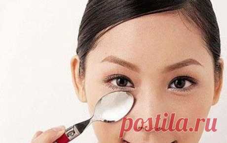 Невероятное омоложение - ложечный массаж!

 

Техника массажа очень проста. Нужно взять чайные или десертные ложки, можно стальные, стакан холодной воды с несколькими кубиками льда, миска с подогретым растительным маслом. Затем можно проводить процедуру согласно такой схеме:

1. Смыв косметику с лица, на него наносят увлажняющий крем, а ложки предварительно протирают спиртом.

2. Охладив ложки в ледяной воде, прикладывают их к верхним векам. Повторяют прикладывания 5 раз. ...