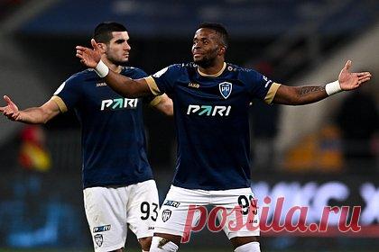 Африканец из клуба РПЛ заявил о желании получить российское гражданство. Нападающий «Нижнего Новгорода» и сборной Гвинеи по футболу Момо Янсане рассказал о желании получить российское гражданство. «Но это не самое главное для меня. Если получится его получить — я буду очень счастлив, а если нет, то в этом нет ничего страшного», — заявил Янсане.