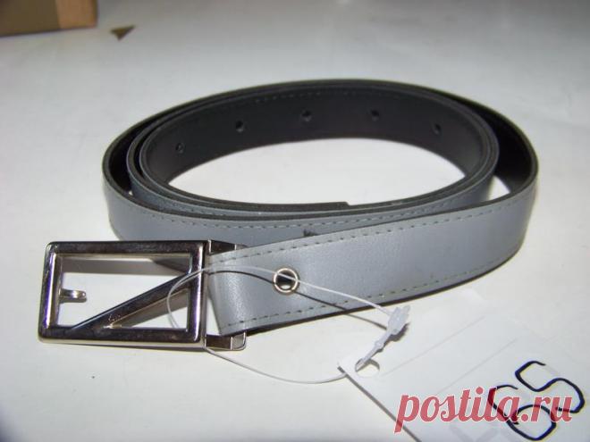 Серый ремень с прямоугольной серебристой пряжкой за 65 грн. | Шафа